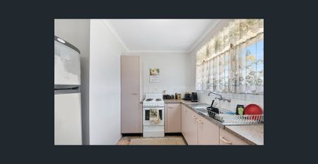 Beautiful Large Lowset brick Home - Photo 3