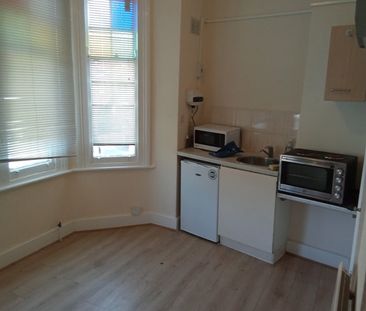 Studio Flat, Cranwich Road, N16 - Photo 2