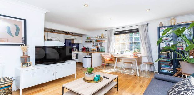 Beautiful one double bedroom set in a period conversion - Photo 1