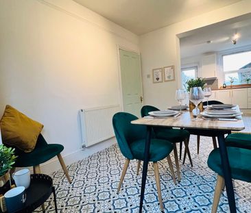 Stylish ensuite house share opposite train station The Sea Green Su... - Photo 6