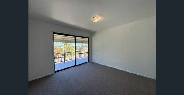 3 BRM BRICK & TILE GOONELLABAH DUPLEX - Photo 1