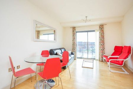 2 bedroom flat to rent - Photo 2