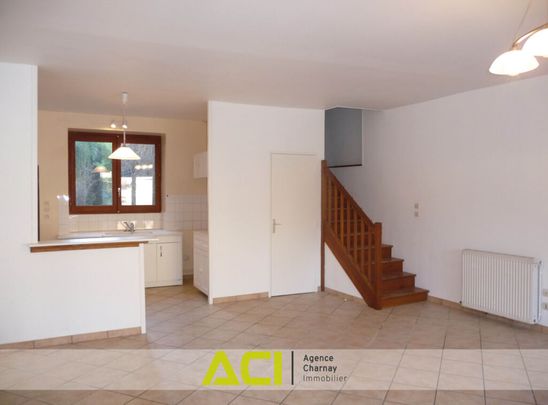 PIERRECLOS CENTRE MAISON DE VILLE AVEC JARDIN CLOS - Photo 1