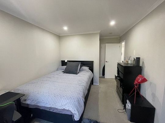 5 Bedroom + Double Garage + Off Street Parking - Photo 1