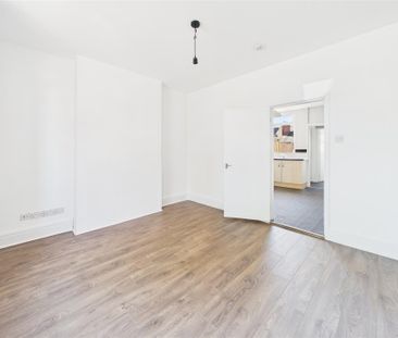 2 bedroom Semi-detached house to rent - Photo 5