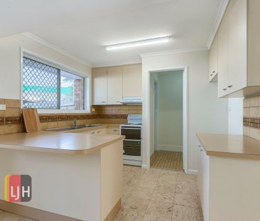 3 BEDROOM TOWNHOUSE WITH COMPLEX POOL AND TENNIS COURT ! - Photo 6