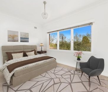 Bright & Spacious Two-Bedroom Apartment in Prime Location - Photo 2