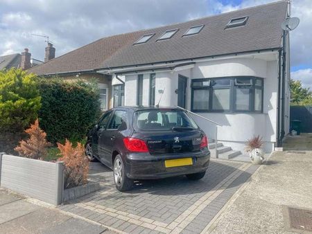 Stunning Bedroom Flat In Fairmead Crescent, HA8 - Photo 2