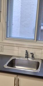 Grand 2 1/2 Metro Jean-Talon tout inclus - Photo 3