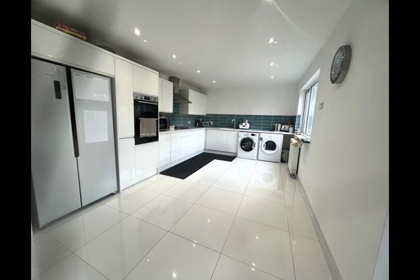 3 Bed Detached House, Shaftesbury Avenue, SO17 - Photo 1