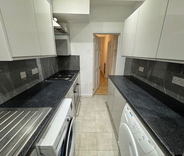 4 Bed Terraced House, Woodmansterne Road, SW16 - Photo 2