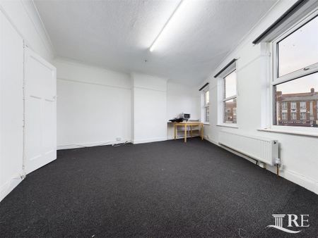 3 bedroom flat to rent - Photo 4