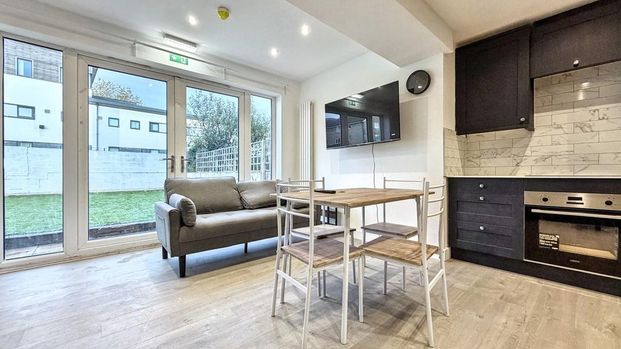 6 bedroom house to rent - Photo 1