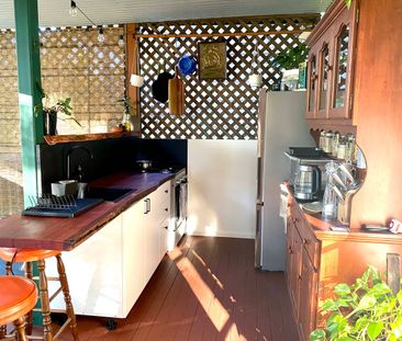 Charming Garden Retreat in Prime Location – All Bills Included - Photo 6