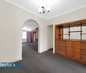 A STYLISH AND SPACIOUS ENTERTAINERS DREAM WITH CHARACTER AND COMFORT - Photo 4