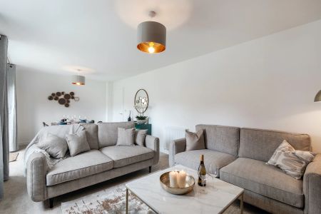 4 Bed, House - Photo 2