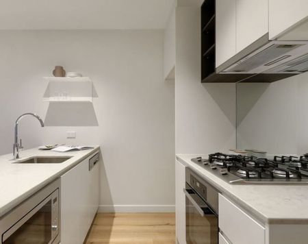 MODERN 2-BEDROOM APARTMENT IN THE HEART OF SOUTHBANK | UNFURNISHED | NO PARKING - Photo 3