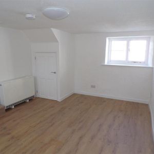 3 bedroom mews to rent - Photo 2