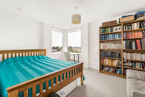 A light and spacious duplex two bedroom apartment with views of local Trumpington parks. Ideally located a short walk to the Addenbrookes campus and easy access to the M11 & guided busway. - Photo 1