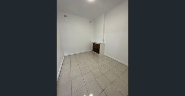 STUDENT-FRIENDLY APARTMENT IN THE HEART OF MARRICKVILLE - Photo 1