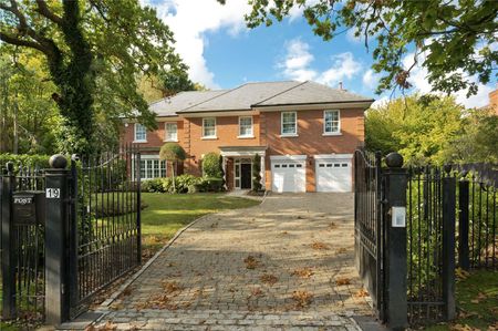 A beautifully presented 6 bedroom detached family home situated behind secure gates with off street parking for several cars. - Photo 3