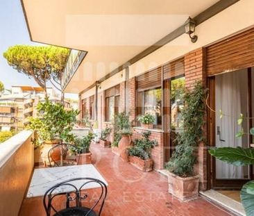 Piccolomini-St-Peters: Spacious 4 bedroom, 5 baths. Large living room, formal dining, terrace with panoramic view of St. Peters, parking, air conditioning. Ref 1490 - Photo 3
