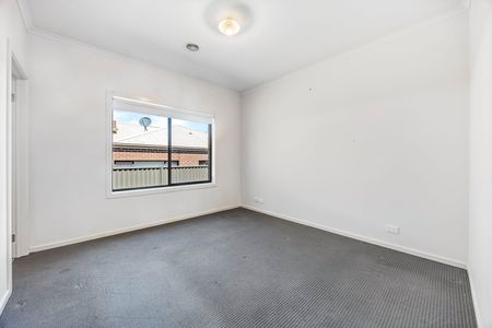 SPACIOUS THREE BEDROOM UNIT LOCATED IN POPULAR MOUNT CLEAR - Photo 3