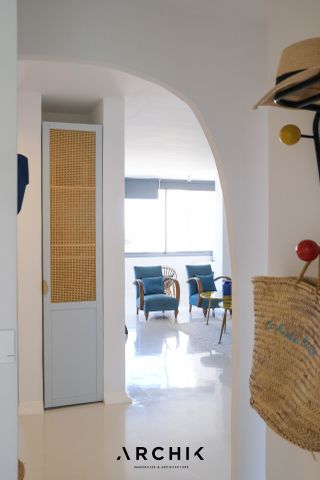 Architecture des années 70, cet immeuble situé en front de mer accueille en son 2ème étage un très bel appartement de 103 m2 alliant charme, modernité et esprit vacances. - Photo 3