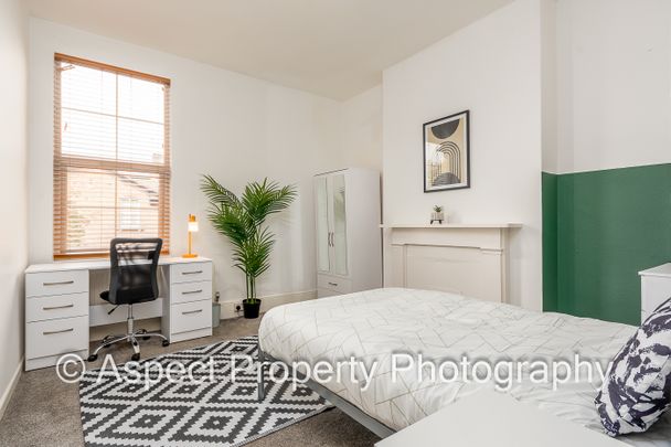 Modern & Stylish Living. Huge Rooms! CV31 - Photo 1