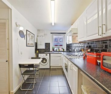 3 bedroom flat to rent - Photo 2