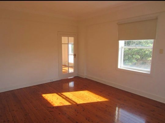 Elizabeth Bay - Photo 1