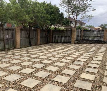 Spacious Four-Bedroom Home in Prime Varsity Lakes - Photo 6