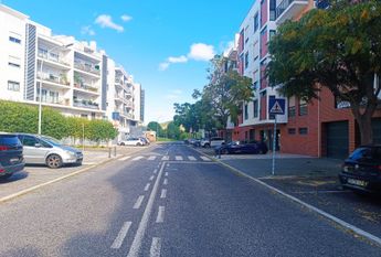 Apartamento T3 com Terraço Privativo para Arrendamento em Nova Queijas