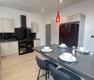 Stunning 6 Bed HMO in the heart of Harehills! Room 6 - Photo 3
