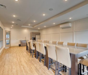 Superbe condo 3 ½ TOUT MEUBLÉ & TOUT INCLUS au Quartier Dix30 à Bro... - Photo 4