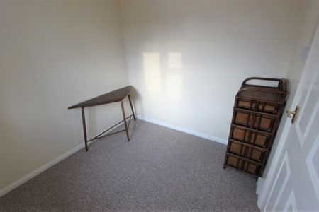 Wavell Way, Cambridge £2,250 pcm ⓘ The monthly or weekly payment required by the landlord. Read our glossary page , 4 bedrooms, mid terrace house, to let * Tenant info - Photo 4