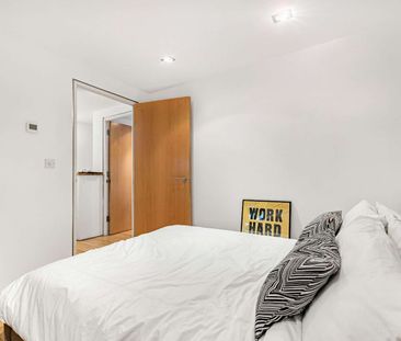 Located in the popular Benyon Wharf development is this modern split-level apartment. - Photo 1