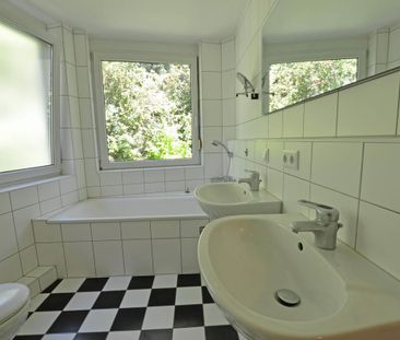 3,5 helle Zimmer, 2 Balkone, 2 Keller und 2 Tiefgaragenplätze suche... - Foto 1