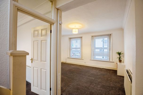 2 Bed Flat, Off Bridge Road, SW19 - Photo 1