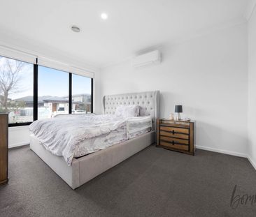 Stunning Family Residence in Prime Craigieburn Location - Photo 5