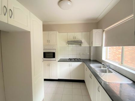 Spacious 2 Bedroom Apartment with lock up garage! - Photo 2