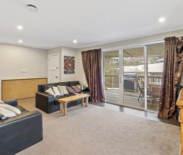 Tidy 3 bedroom home with elevated deck - Photo 2