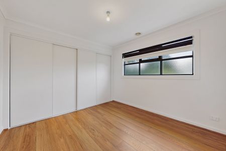 STUNNING TOWNHOUSE - Photo 3