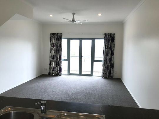 2 Level - 2 Bedroom Apartment - 2 carparks - Photo 1