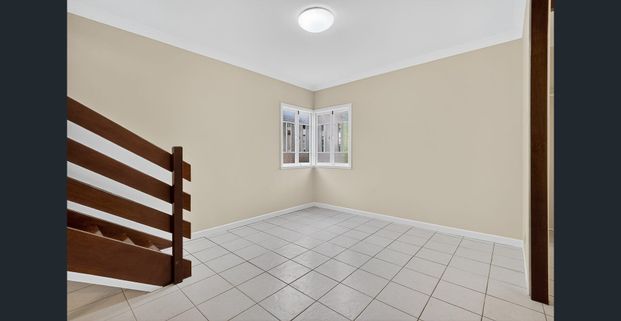 Freshly Painted Four Bedroom Home in Redcliffe! - Photo 1