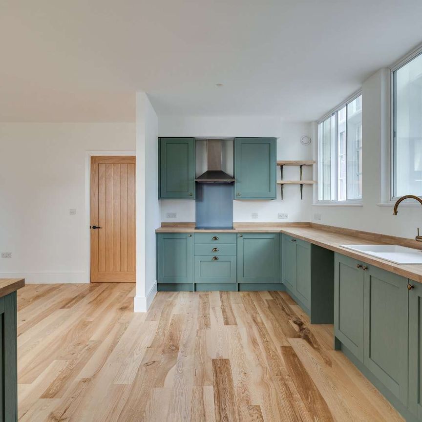 Beautifully converted two bedroom duplex apartment with its own private entrance, set within an exclusive development in the heart of Handbridge - Photo 1
