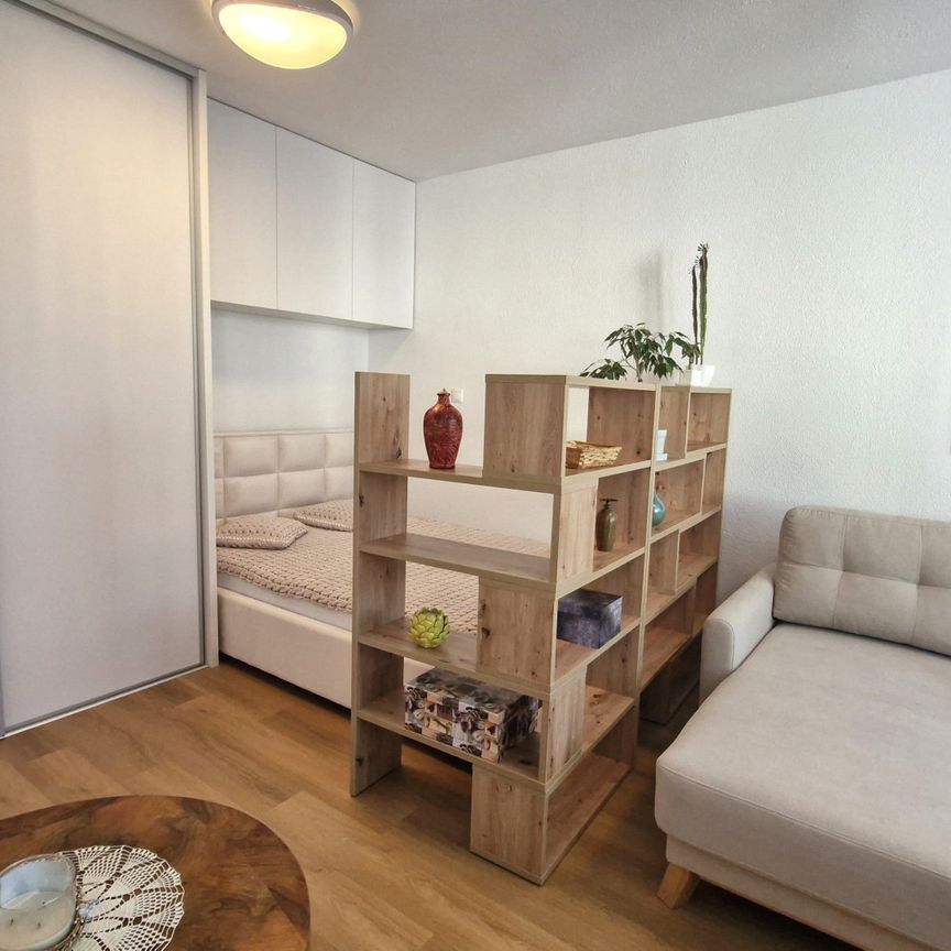PRENÁJOM, kompletne rekonštruovaný a zariadený 1 - izbový byt, Radvaň, 38 m2 – Fotografia 1