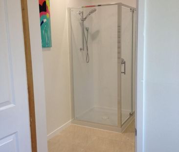 Sunny + fully furnished. Weekly Rent includes utilities! - Photo 5