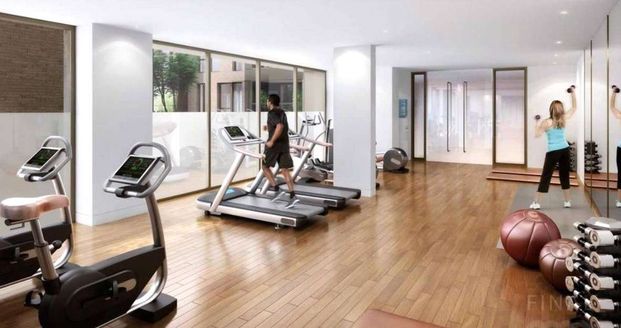 Impressive dual aspect apartment in a highly desirable modern development featuring 24/7 concierge, gym and stunning resident's roof terrace. - Photo 1