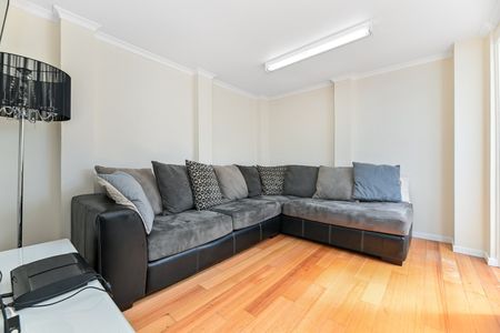 SPACIOUS THREE BEDROOM TOWNHOUSE WITH STUDIO IN THE HEART OF OAKLEIGH - Photo 2